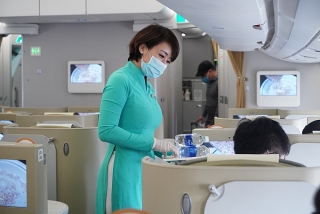Từ 1/8, Vietnam Airlines sẽ phục vụ hành khách thêm khăn lau tay kháng khuẩn