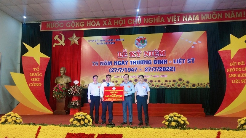 Công đoàn Cơ quan NHNN Trung ương tặng quà thương, bệnh binh tại Bắc Giang