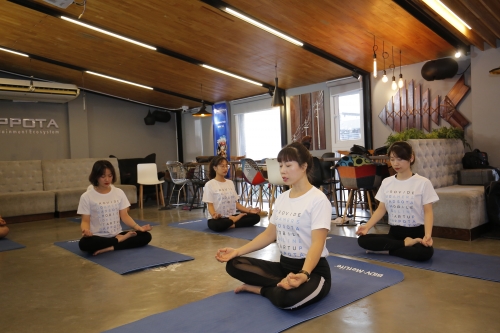 BIDV MetLife khởi động chuỗi lớp học Yoga văn phòng tại Hà Nội