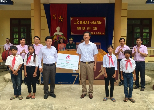 NHCSXH Quảng Bình tặng quà cho học sinh nhân dịp khai giảng