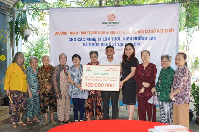 Tập đoàn Hưng Thịnh trao tặng 400 triệu đồng từ thiện