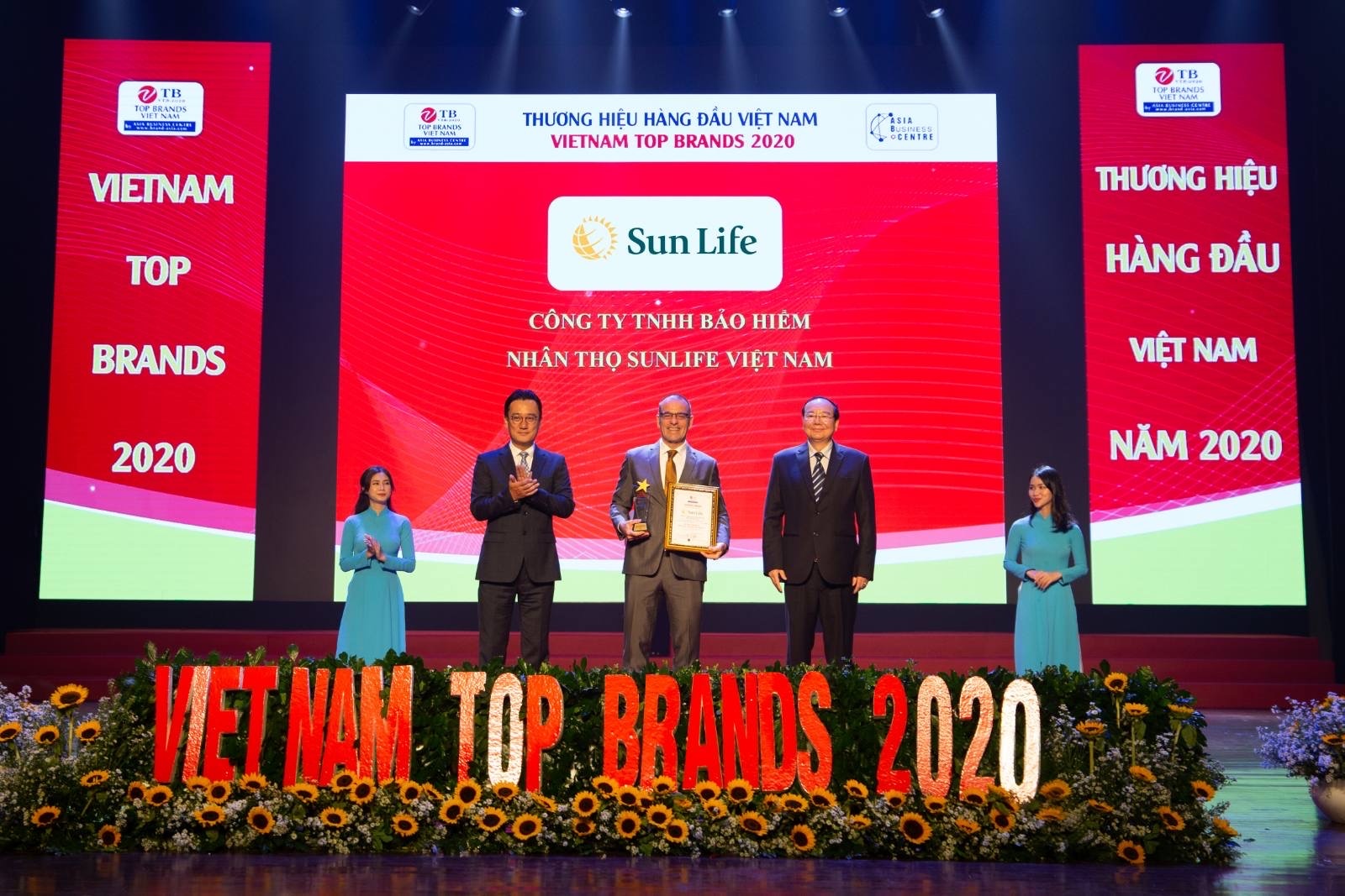 Sun Life Việt Nam đạt danh hiệu top 10 thương hiệu hàng đầu Việt Nam 2020