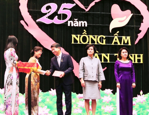 TP.HCM trao tặng huy hiệu cho Tổng giám đốc Hanwha Life Việt Nam