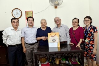 Công đoàn Cơ quan NHNN Trung ương thăm và tặng quà cán bộ hưu trí cao tuổi