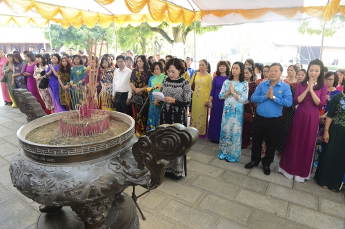 Phụ nữ ngành Ngân hàng dâng hương tại đền thờ Hai Bà Trưng