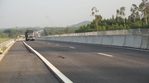 Phó Thủ tướng chỉ đạo khắc phục hư hỏng cao tốc Đà Nẵng - Quảng Ngãi