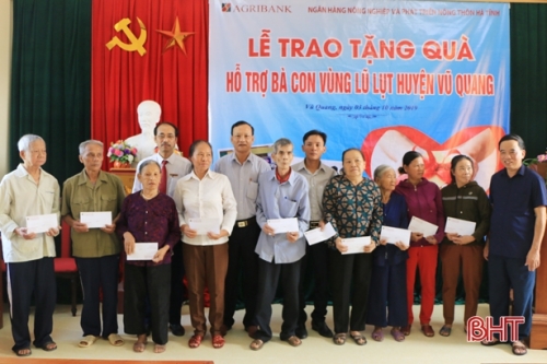 Agribank Hà Tĩnh trao 100 triệu đồng hỗ trợ đồng bào lũ lụt