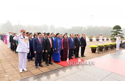 Lãnh đạo Đảng và Nhà nước, các đại biểu Quốc hội đặt vòng hoa viếng Chủ tịch Hồ Chí Minh