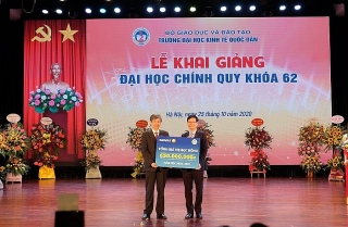 Năm thứ 6 liên tiếp, Tập đoàn Bảo Việt trao học bổng cho sinh viên trường Đại học Kinh tế Quốc dân