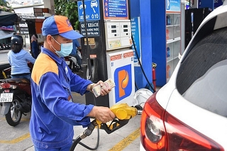 Giá xăng, dầu tiếp tục giảm hơn 1.000 đồng mỗi lít