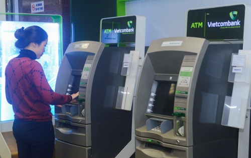 Vietcombank giảm phí rút tiền mặt qua ATM ngoại mạng