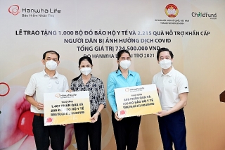 Hanwha Life Việt Nam hỗ trợ người dân bị ảnh hưởng nặng bởi dịch COVID-19