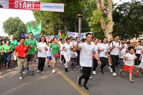 Nhân viên Manulife Việt Nam tham gia cuộc chạy vì trẻ em Hà Nội 2018