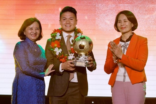 Quang Hải và Tuyết Dung nhận Quả bóng Vàng Việt Nam 2018