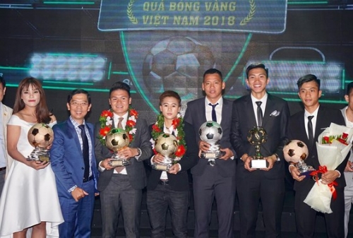 Quang Hải và Tuyết Dung nhận Quả bóng Vàng Việt Nam 2018