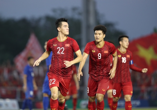 Hòa kịch tính Thái Lan, Việt Nam vào bán kết với thành tích bất bại vòng bảng