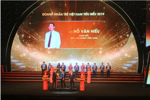Đã từng nghĩ về việc trở thành một doanh nhân trẻ tiêu biểu tại Việt Nam? Hãy xem qua những hình ảnh về Doanh nhân trẻ Việt Nam 2019 nhằm truyền cảm hứng cho bạn. Những bức ảnh đầy tài năng và sáng tạo chắc chắn sẽ giúp bạn tin vào khả năng của mình.