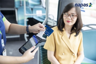 Triển khai dịch vụ thanh toán không tiếp xúc trên buýt điện bằng thẻ NAPAS