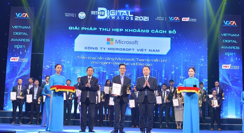 Microsoft vinh dự nhận giải thưởng chuyển đổi số Việt Nam 2021