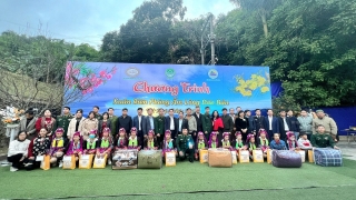 Công đoàn Cơ quan NHNN Trung ương tặng quà Tết tại Quảng Ninh