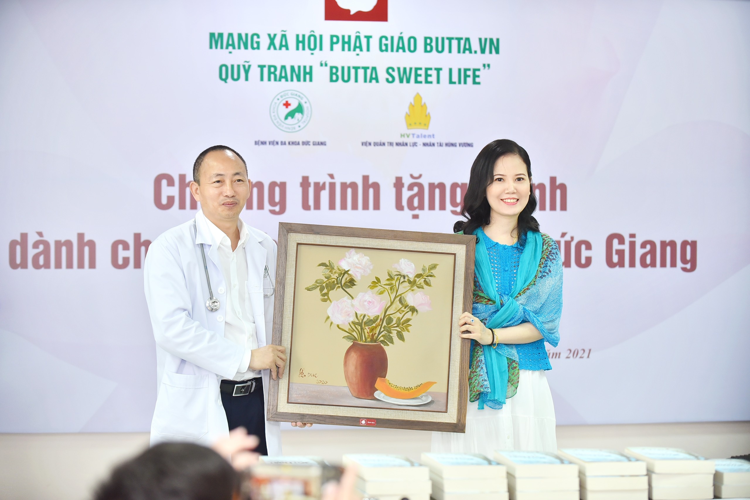 “Butta sweet life” trao tặng tranh tại Bệnh viện Đa khoa Đức Giang