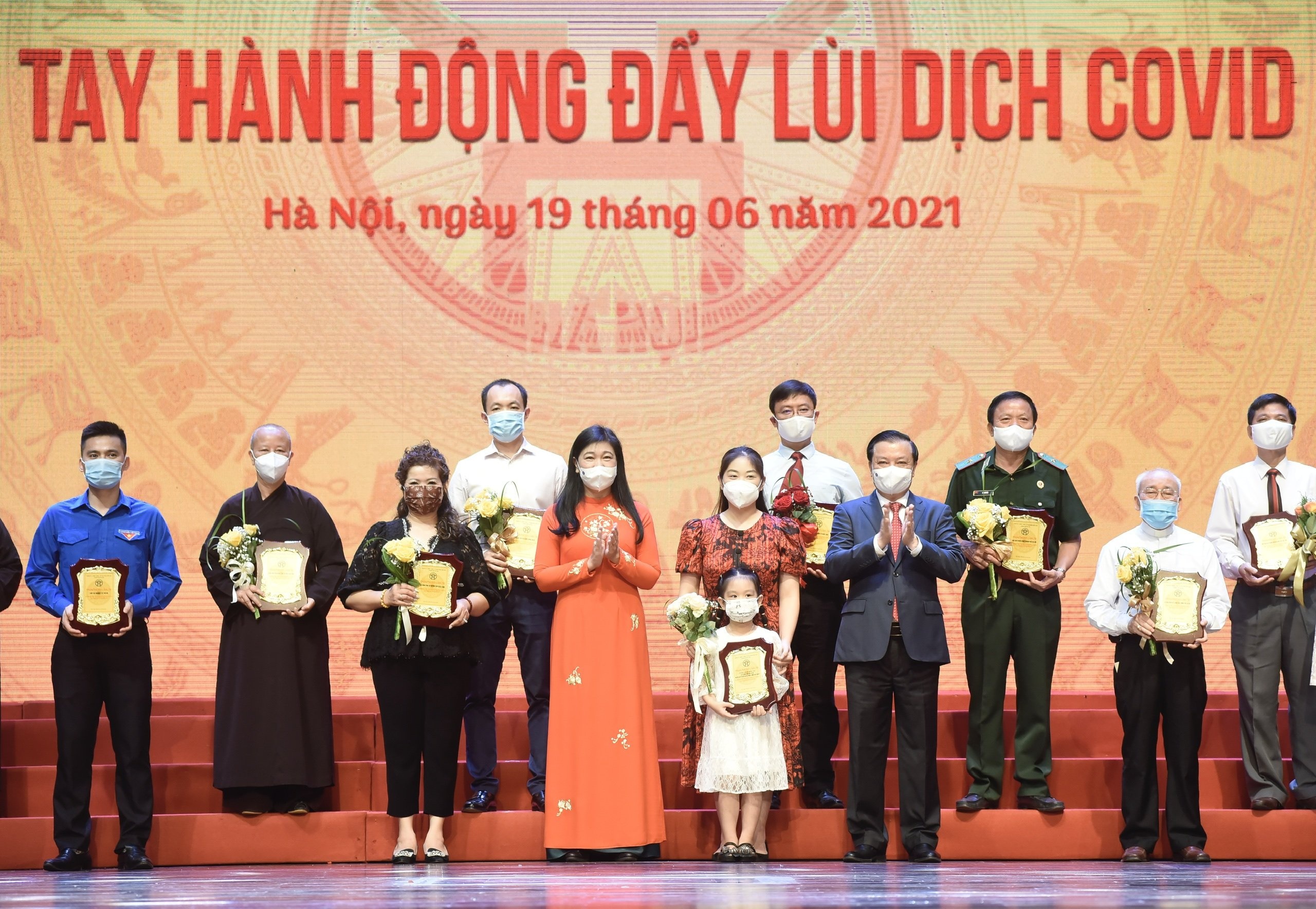 ha noi chung tay hanh dong day lui dich covid 19
