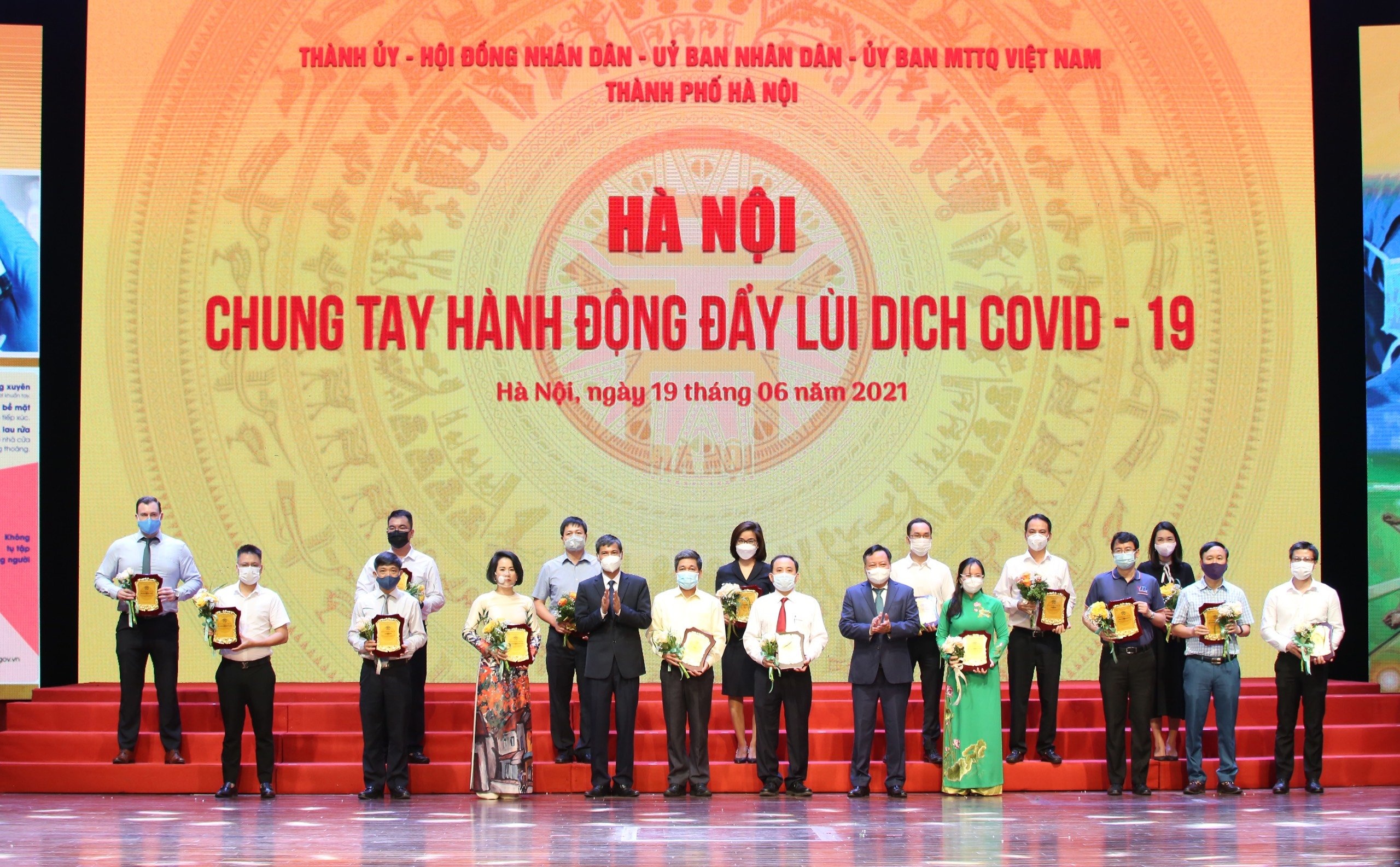 ha noi chung tay hanh dong day lui dich covid 19