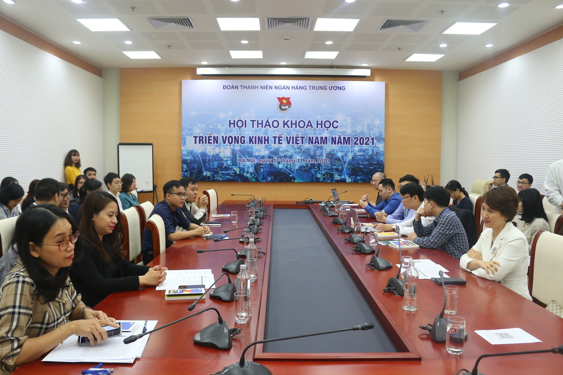 Cùng thanh niên nhìn về triển vọng kinh tế Việt Nam năm 2021