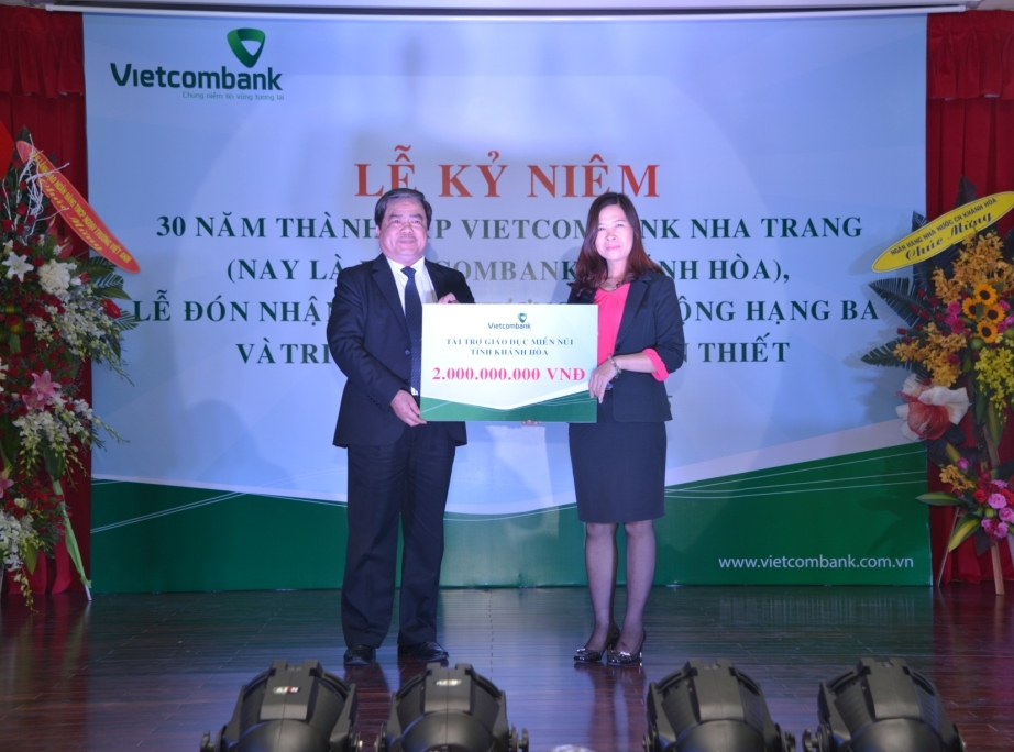 Vietcombank Khánh Hòa đón nhận Huận chương Lao động hạng Ba