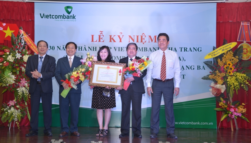 Vietcombank Khánh Hòa đón nhận Huận chương Lao động hạng Ba