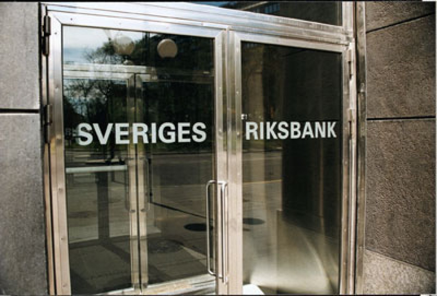 Riksbank bắt đầu triển khai QE để thúc đẩy lạm phát