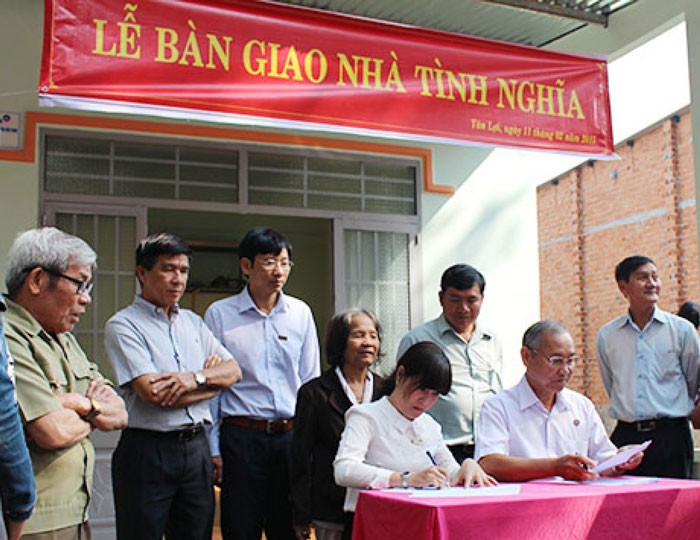 Trao tặng 2 nhà tình nghĩa cho cựu thanh niên xung phong tại Bình Phước