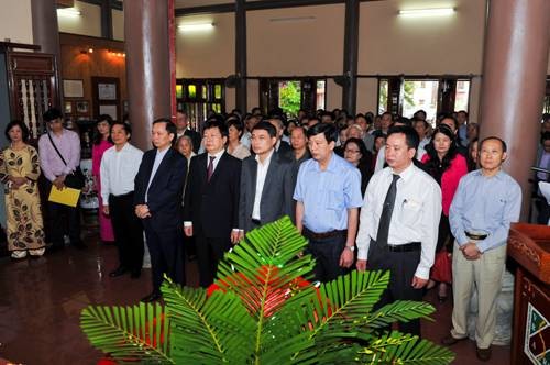 Các thế hệ cán bộ ngành Ngân hàng dâng hương tưởng nhớ cố Phó Chủ tịch nước Nguyễn Lương Bằng