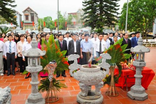 Các thế hệ cán bộ ngành Ngân hàng dâng hương tưởng nhớ cố Phó Chủ tịch nước Nguyễn Lương Bằng
