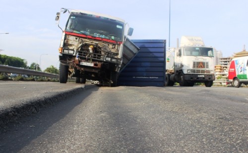 TP.HCM: Yêu cầu khắc phục ngay hư hỏng mặt đường trên đại lộ Mai Chí Thọ