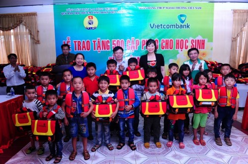 Vietcombank tặng 500 cặp phao cứu sinh cho HS Lâm Đồng