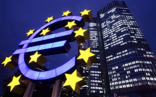 ECB cũng “chùng xuống” vì lạm phát yếu và đồng euro mạnh lên