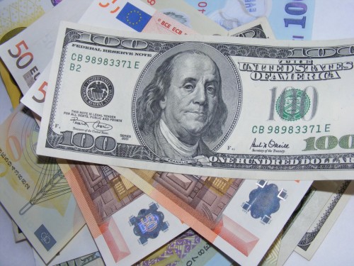 Euro tăng mạnh, USD lao dốc sau lời bình luận của một quan chức ECB