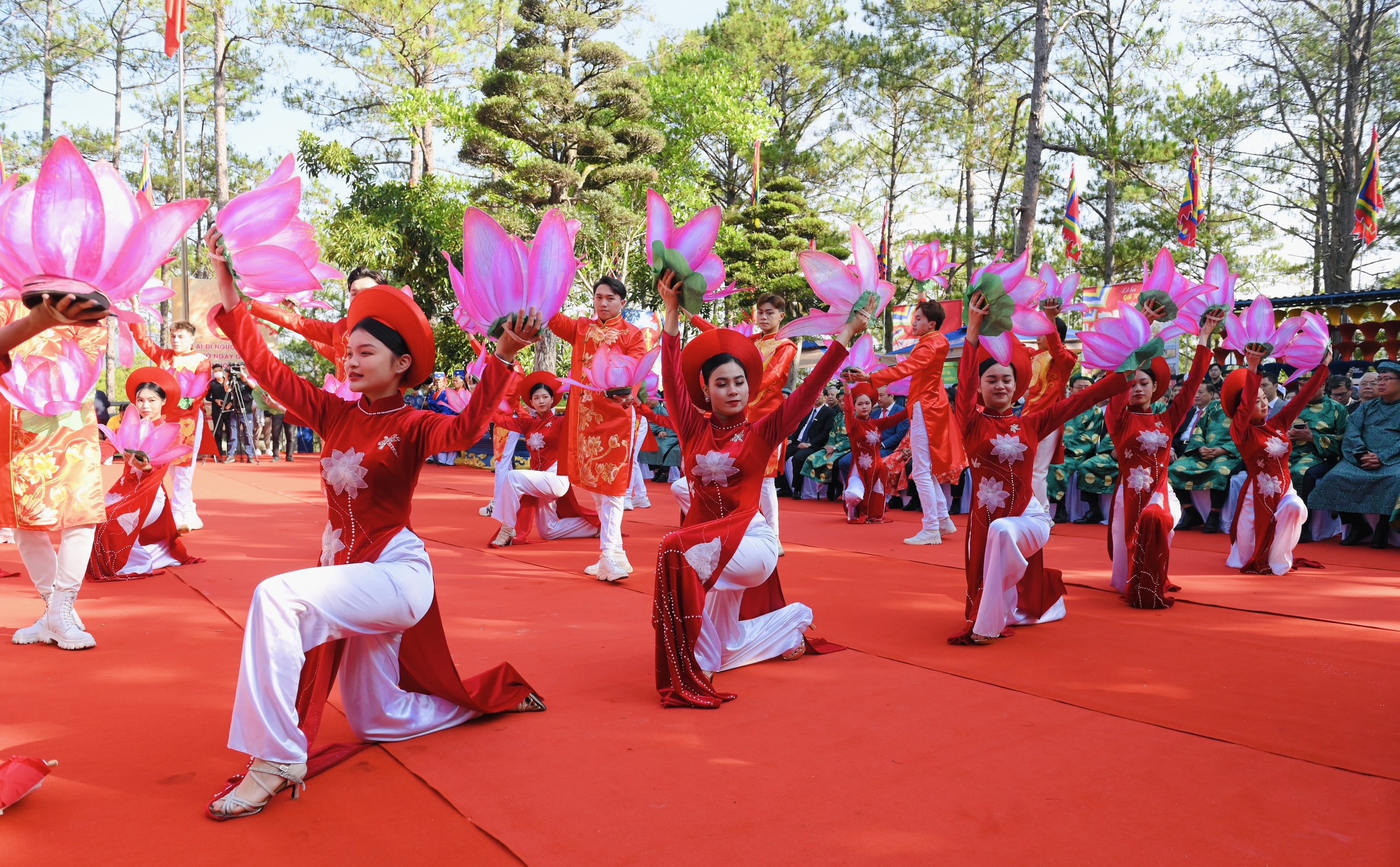 huong ve coi nguon dang huong tuong nho vua hung tai den tho au lac tinh lam dong