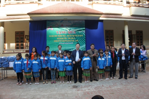 Hơn 500 suất quà đến tay trẻ em và hộ nghèo Sơn La