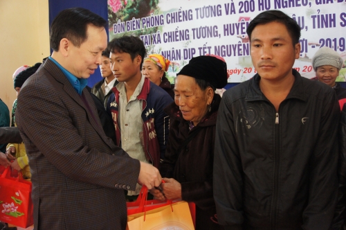 Thăm và tặng quà chiến sỹ biên phòng, hộ nghèo xã Chiềng Tương, Sơn La