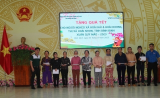 Vietcombank Bình Định tặng quà hộ nghèo, người có công nhân dịp Tết Quý Mão 2023