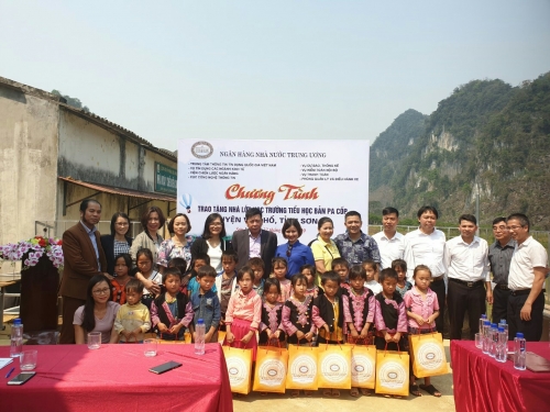 Công đoàn Cơ quan NHNN Trung ương: Trao tặng nhà lớp học bản Pa Cốp – Sơn La