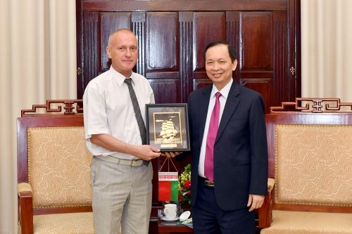 Phó Thống đốc Đào Minh Tú tiếp đoàn đại biểu Công đoàn ngành Tài chính - Ngân hàng Belarus