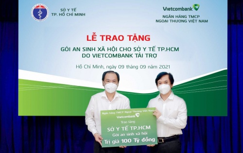 vietcombank trao tang goi an sinh xa hoi 100 ty dong cho tp ho chi minh
