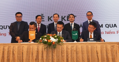 Vietcombank ký hợp đồng độc quyền 15 năm phân phối bảo hiểm với FWD