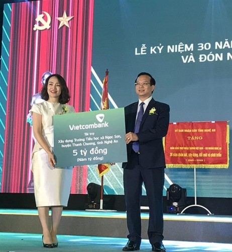Vietcombank Nghệ An đón nhận Huân chương Lao động hạng Ba