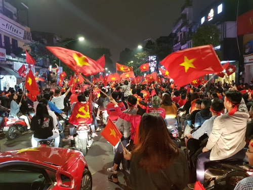 Người dân đổ ra đường mừng chiến thắng của đội tuyển Việt Nam