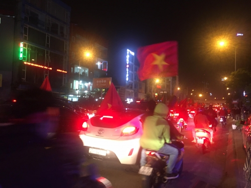 Người dân đổ ra đường mừng chiến thắng của đội tuyển Việt Nam