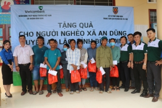 ​​​​​​​Vietcombank Bình Định phối hợp tặng quà cho hộ nghèo miền núi     